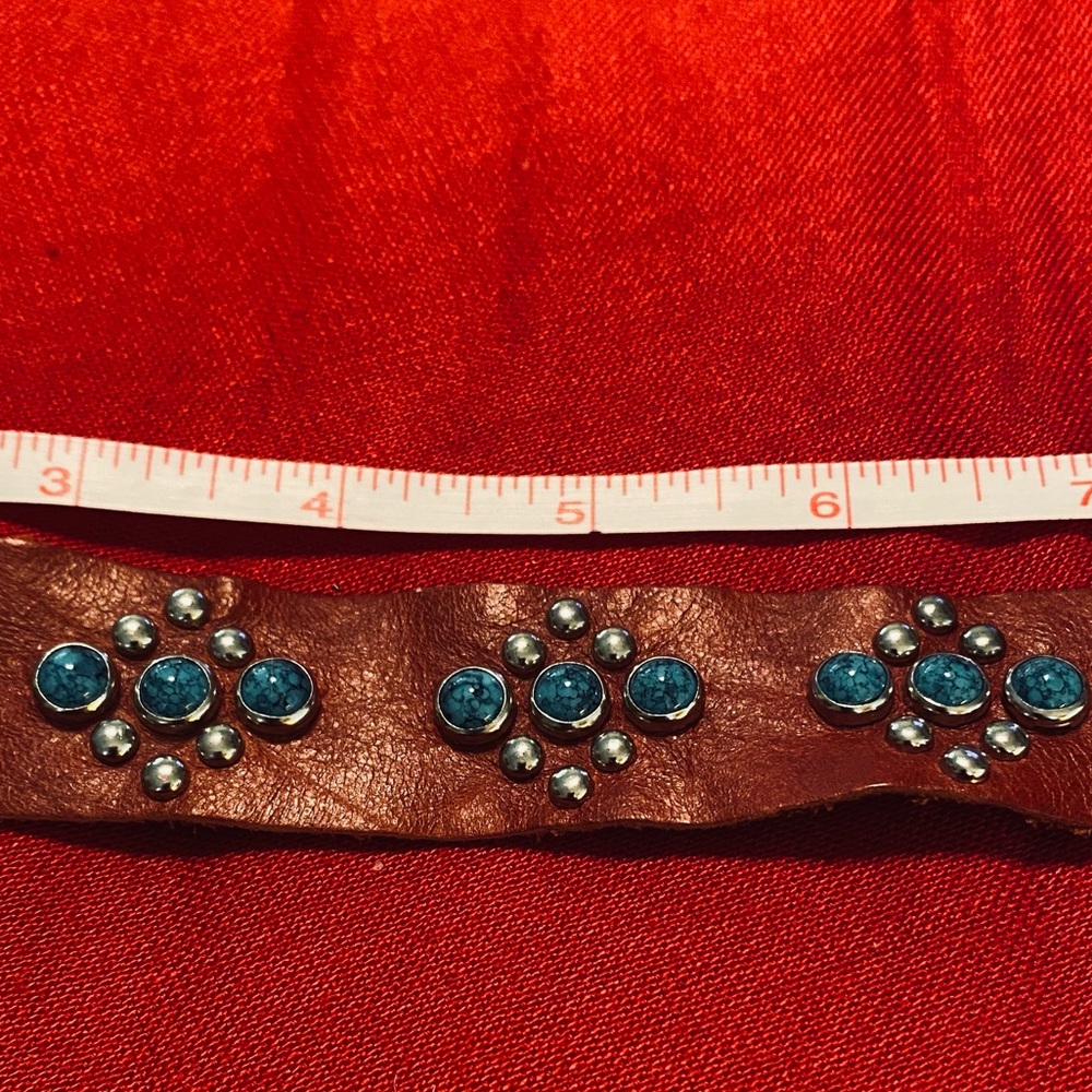 👠Red Leather snap bracelet with pattern of 3 silver turquoise studs.
